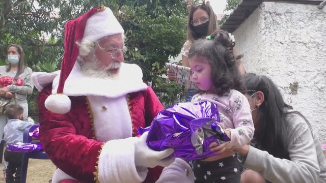 Venesueloje Kalėdų Senelis roges iškeitė į motociklą: įteikė dovanas skurstantiems vaikams