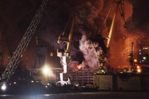 Didelis gaisras Sankt Peterburge: liepsnose paskendo laivų statykla, pranešama apie nukentėjusius