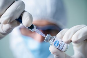 Vaikų imuniteto lygį po vakcinos tyrusi „Pfizer“ pranešė apie skiepų schemos papildymą