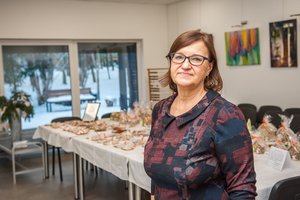 15 metų sausainius kepanti panevėžietė atidarė meduolinių namelių kalėdinę parodą