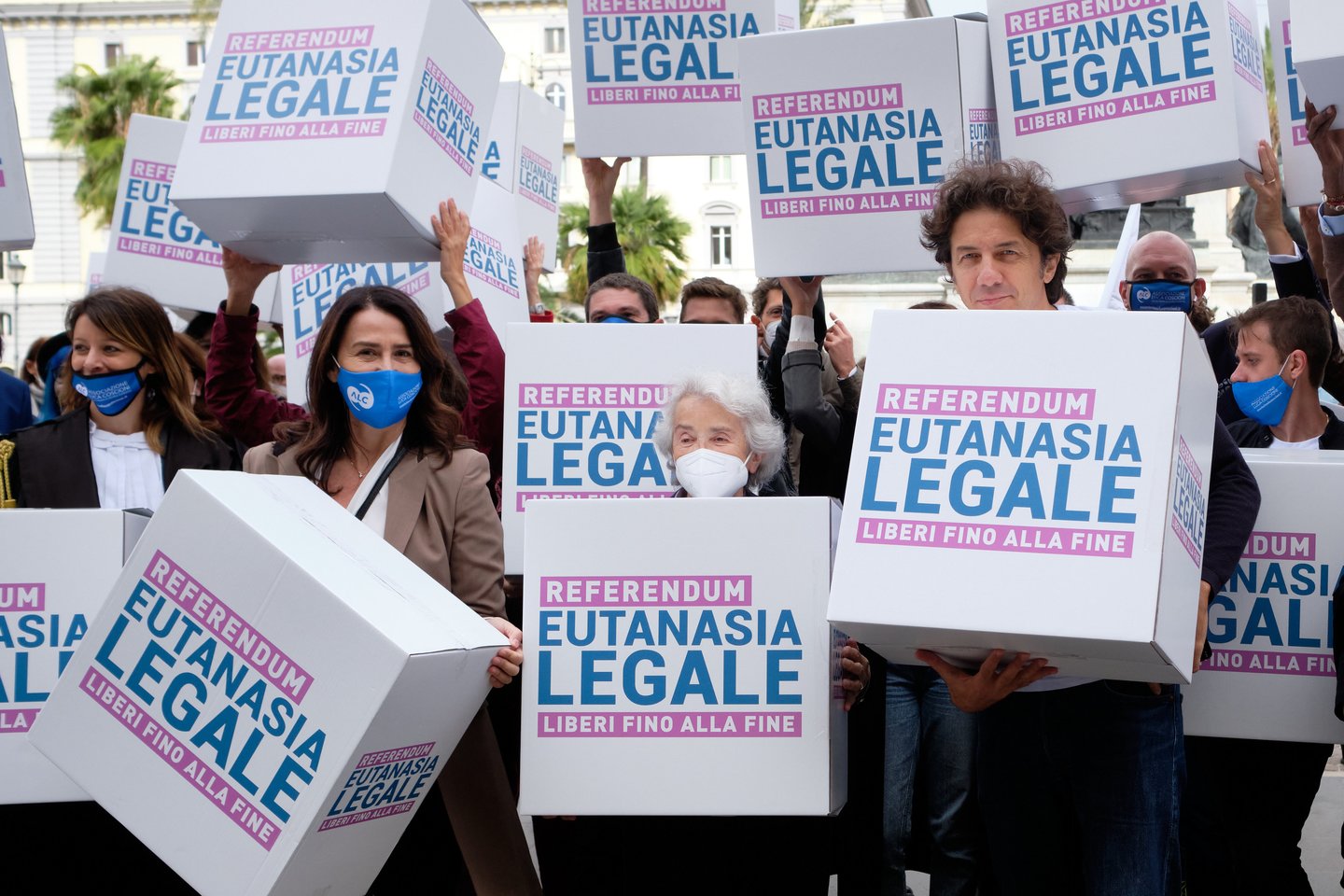 Referendumo dėl eutanazijos įteisinimo Italijoje organizatoriai greitai surinko daugiau kaip milijoną palaikymo parašų.<br>ZUMA Press/Scanpix nuotr. 