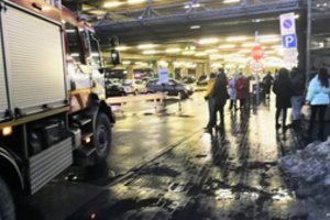 Kaune degė „Akropolis“: iš prekybos centro evakuoti žmonės
