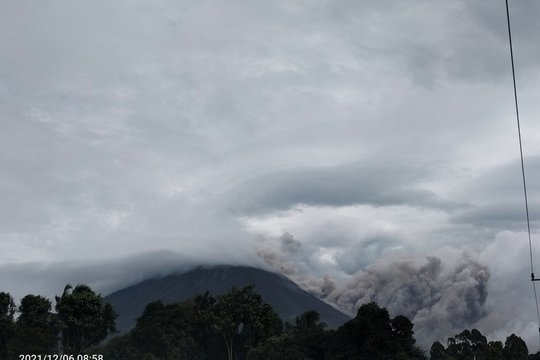 Indonezijoje nesiliauja siautėjęs Semeru ugnikalnis: į orą paleido dviejų kilometrų aukščio pelenų koloną