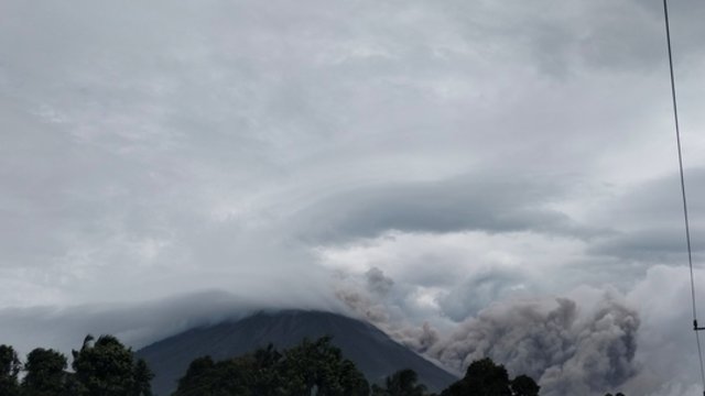Indonezijoje nesiliauja siautėjęs Semeru ugnikalnis: į orą paleido dviejų kilometrų aukščio pelenų koloną
