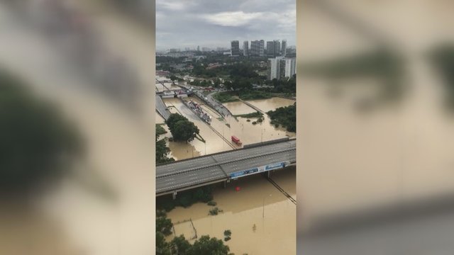 Malaizijoje skaičiuojama musoninių liūčių padaryta žala: potvynyje įstrigusios mašinos, užtvindyti keliai