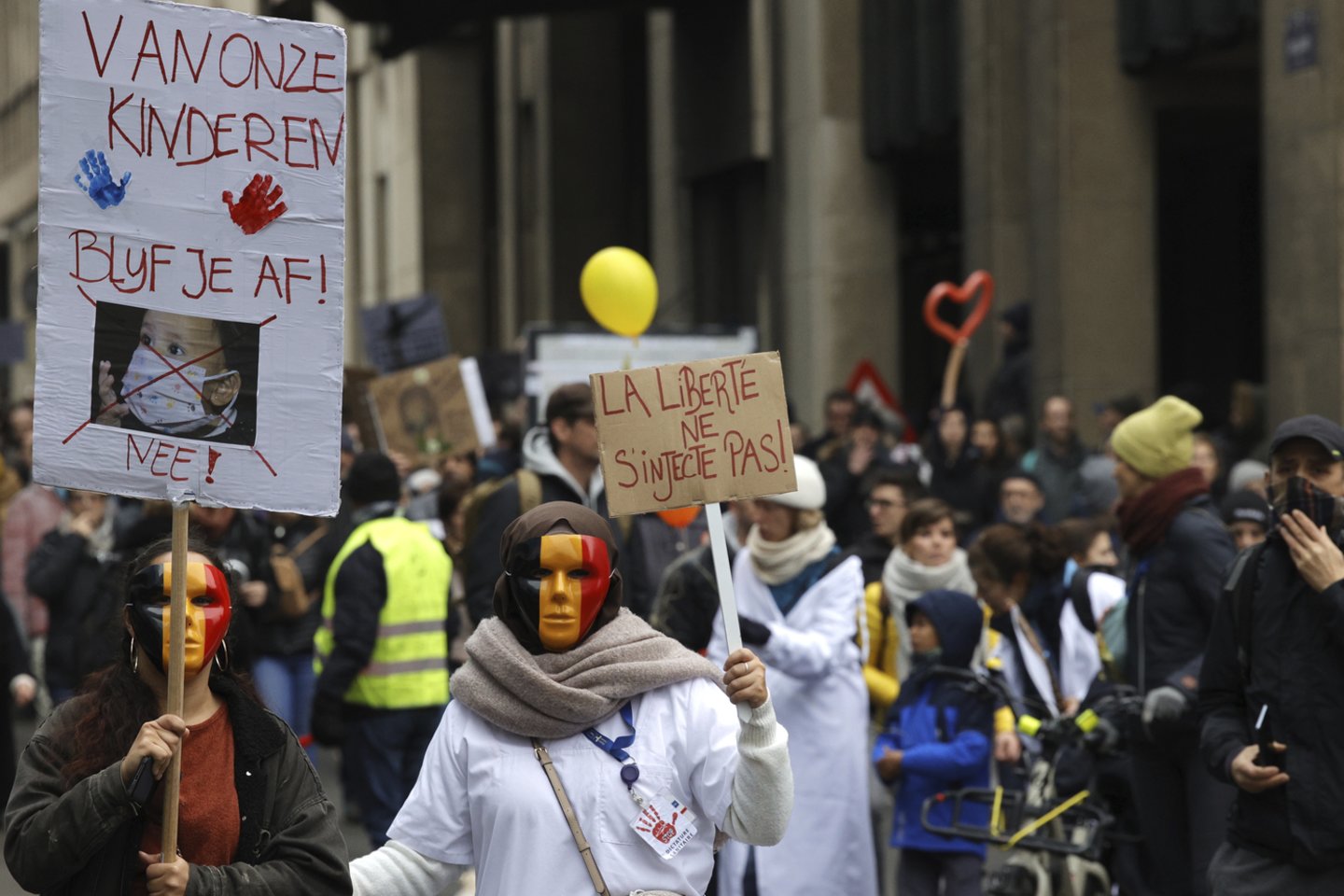 Belgijoje dėl koronaviruso plitimo įvestų apribojimų priešininkai sekmadienį vėl susirinko į protesto akciją Briuselyje.<br>Scanpix / AP nuotr.