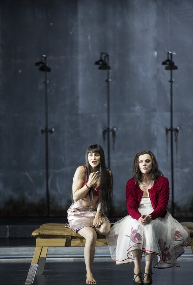  A.Grigorian (kairėje) su A.Stundyte operoje „Elektra“.<br> Zalcburgo festivalio nuotr.