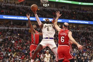 COVID-19 paveiktame NBA čempionate sekmadienį nevyko trečdalis rungtynių, o „Bulls“ laimėjo po priverstinės savaitės pertraukos