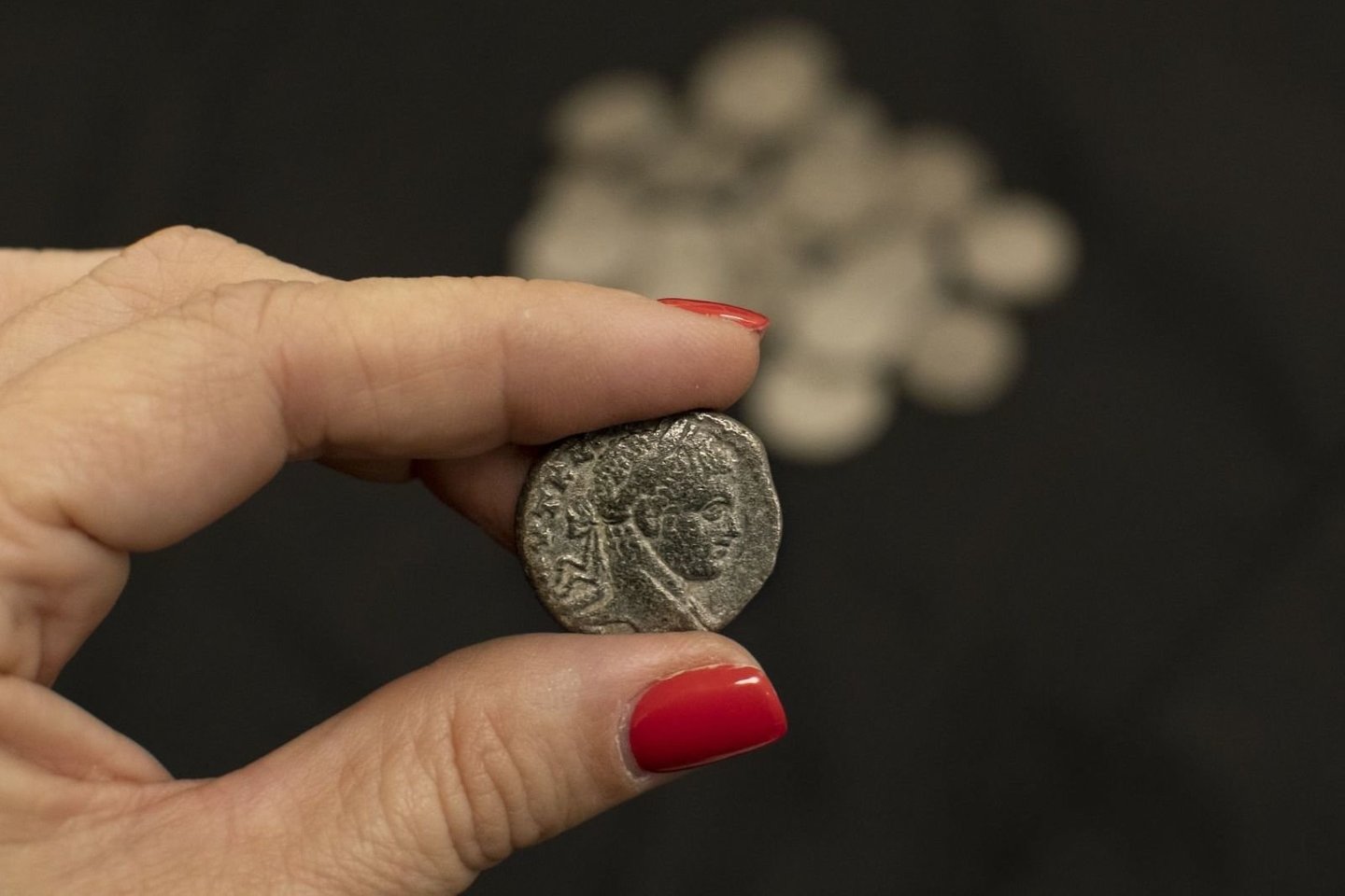  Lobį sudaro šimtai monetų.<br> Y. Schwartz / Izraelio Senienų Tarnybos nuotr.