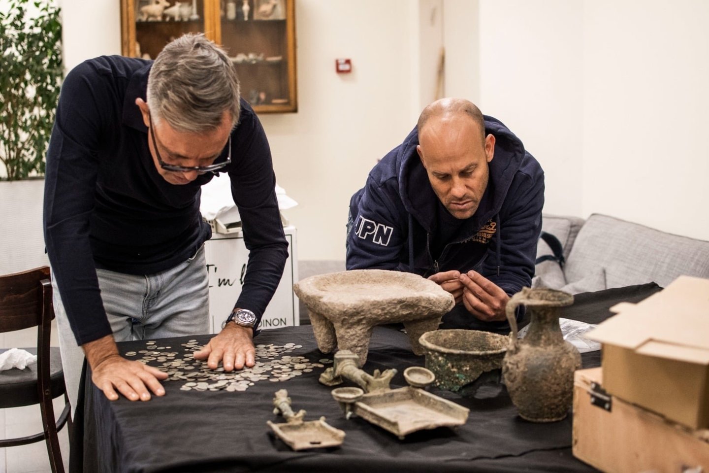  Izraelio Plėšimų prevencijos padalinio inspektoriai apžiūri Jeruzalėje konfiskuotus artefaktus.<br> Y. Schwartz / Izraelio Senienų Tarnybos nuotr.