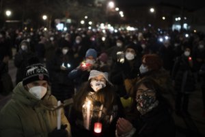Vienoje apie 30 tūkst. žmonių žvakių šviesoje pagerbė COVID-19 aukas