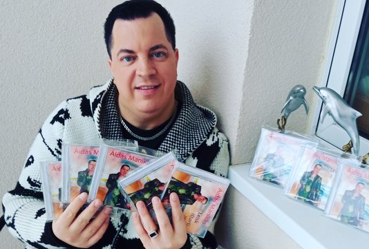 Aidas Manikas pristato dainą roko stiliumi