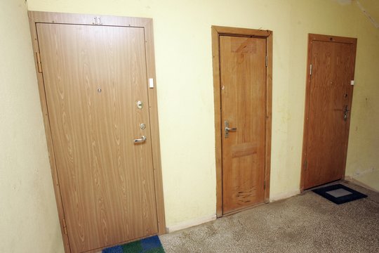 Kretingoje kaimynus supjudė durys: teko įsikišti net valdininkams