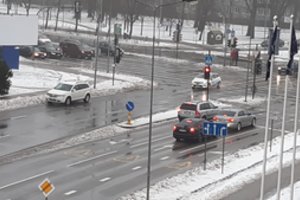 Neleistinoje vietoje stovintis automobilis pareigūnų nesudomino net 2 val. – šie užsiiminėjo kitais reikalais