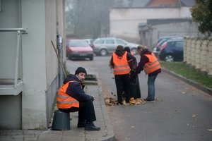 Nerimauja, kad kitąmet iš pasiskolintų pinigų kaimuose klos trečią sluoksnį trinkelių – tai tik dar labiau išpūs infliaciją