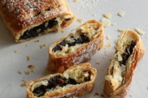 Lengvai paruošiamas aguonų vyniotinis iš sluoksniuotos tešlos ilgai ant stalo neužsigulės