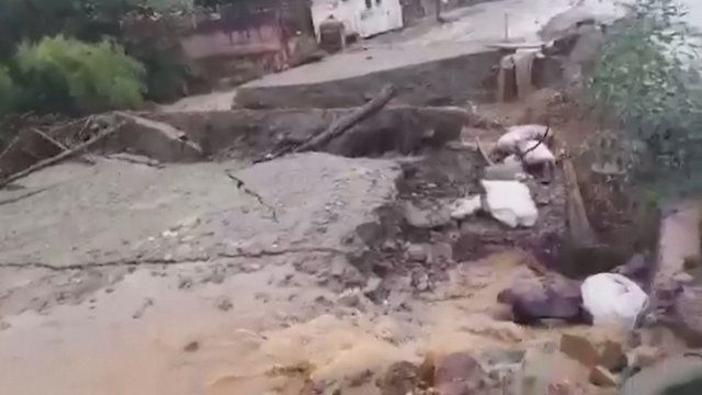 Užfiksavo, kaip Bolivijoje stovėjusį tiltą sugriovė siautėjanti upė