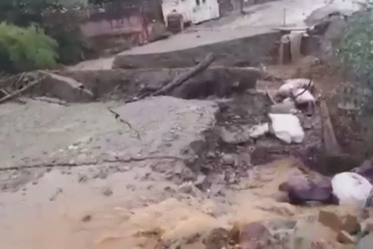 Užfiksavo, kaip Bolivijoje stovėjusį tiltą sugriovė siautėjanti upė