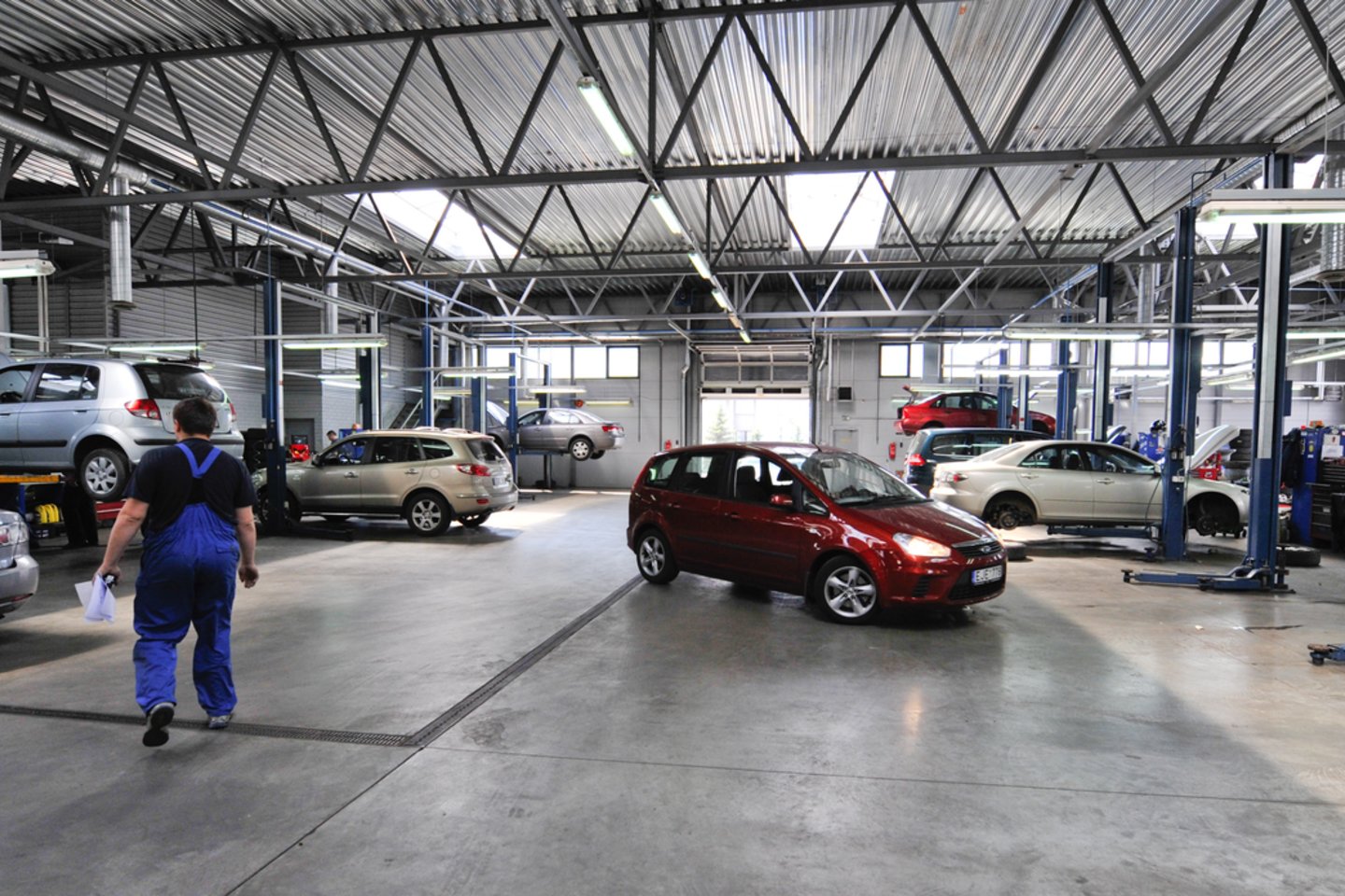 „Krasta Auto“ plečia prekybą naudotais BMW ir „Mini“ automobiliais – įrengė atskirą saloną