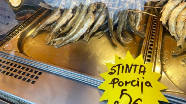 Ant šventinio stalo šviežiomis stintomis džiaugsis ne visi: prekybininkai skundžiasi žuvų deficitu