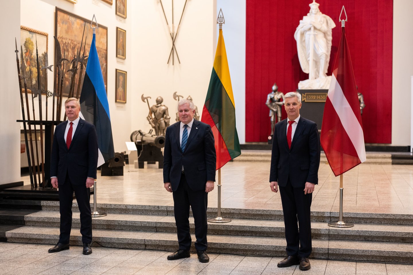 Vytauto Didžiojo Karo Muziejuje vykusio susitikimo metu A. Anušauskas, Latvijos gynybos ministras Artis Pabriks ir Estijos gynybos ministras Kalle Laanet saugumo padėtį Europoje destabilizuojantiems Rusijos ir Baltarusijos veiksmams skyrė didelį dėmesį.