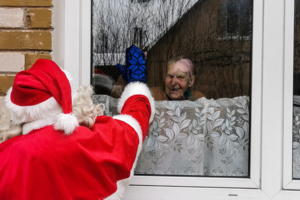 Pabėgus elniams Kalėdų Senelis pasikinkė tralą ir Pasvalio r. pasveikino 2000 vaikų ir vienišų senolių