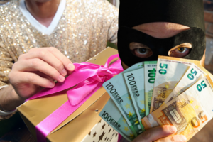 Švenčių laikotarpiu neatsipalaiduokite – sukčiai to ir telaukia: pasitikrinkite, ar pinigus už dovanas tikrai pervedėte parduotuvei