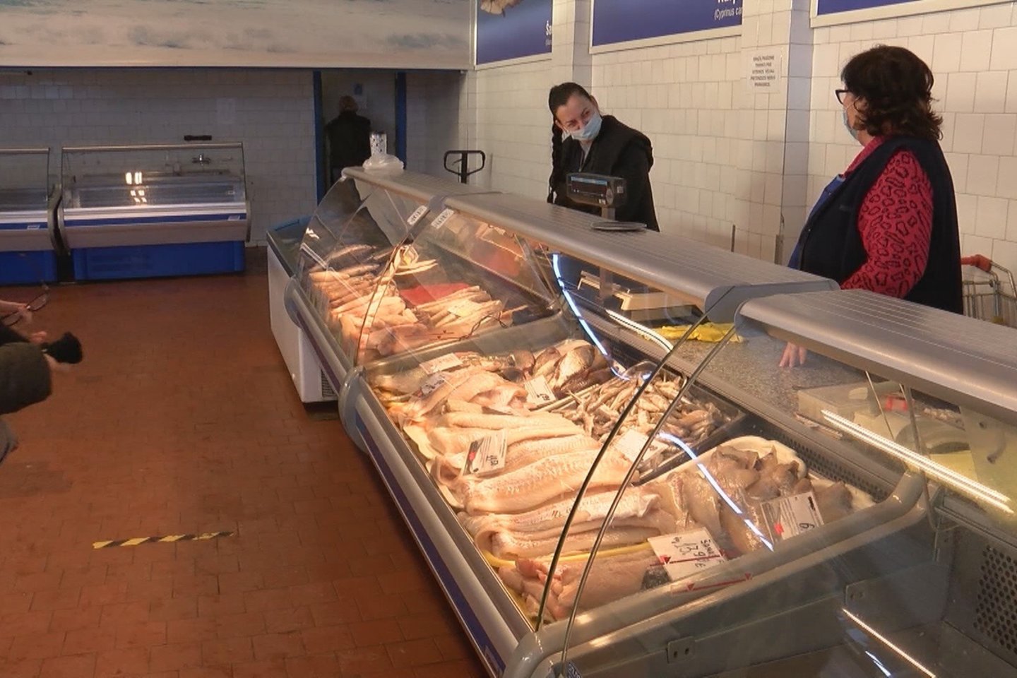 Uostamiesčio žuvų turguje stintų ieškantys pirkėjai nusivilia, šiuo metu galima nusipirkti tik šaldytos.<br>Stop kadras.