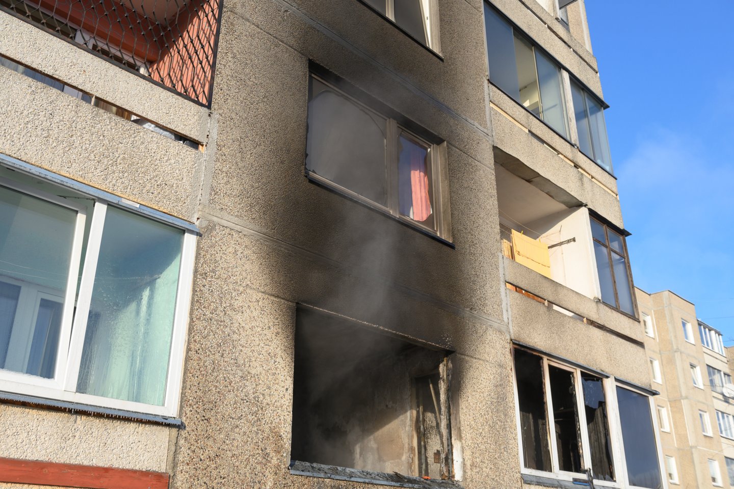 Trečiadienį ryte degė butas Grigiškėse. Ugniagesiai rado žuvusios moters kūną.<br> V.Skaraičio nuotr.