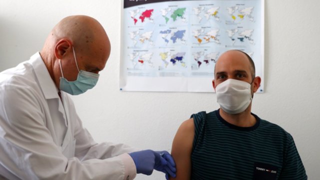 Izraelis prakalbo apie ketvirtą COVID-19 vakcinos dozę: tikisi tapti pavyzdžiu kitiems
