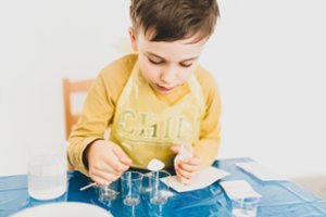 Profesionali chemikė dalijasi eksperimentų su vaikais idėjomis: ir smagu, ir naudinga