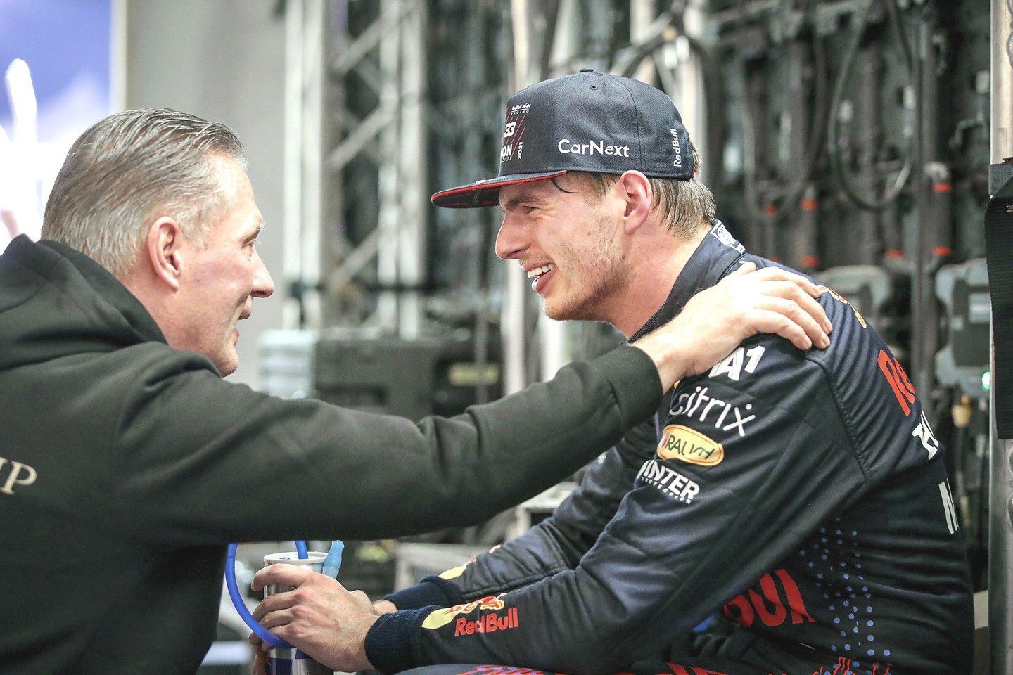 Buvęs „Formulės 1“ lenktynininkas Josas Verstappenas atvedė talentingą sūnų Maxą į pasaulio čempiono sostą.<br>„Imago“/„Scanpix“ nuotr.