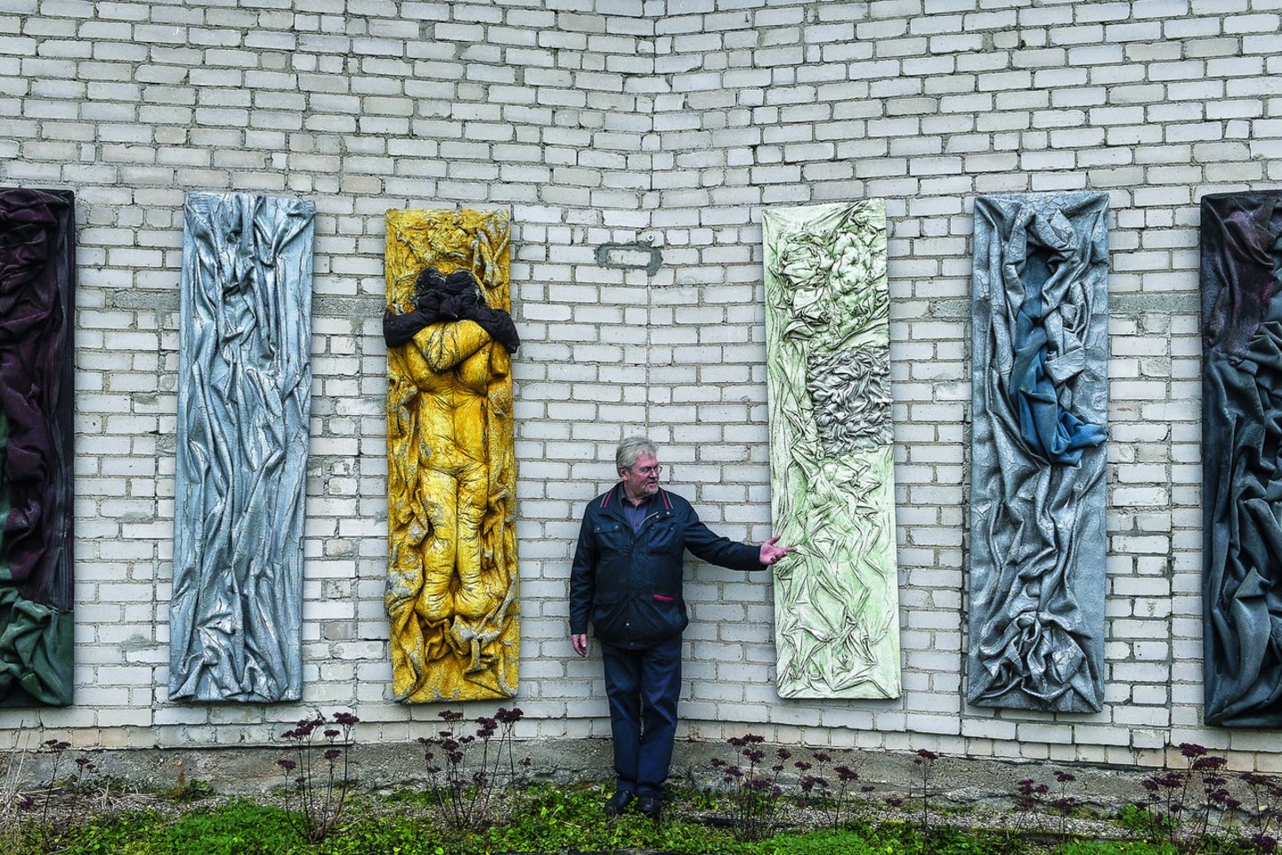 Tekstilės darbams Č.Lukenskas naudojo sovietinių laikų kiliminę dangą.
