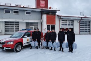 Pareigūnai vienišiems seneliams dovanojo dalelę Kalėdų stebuklo