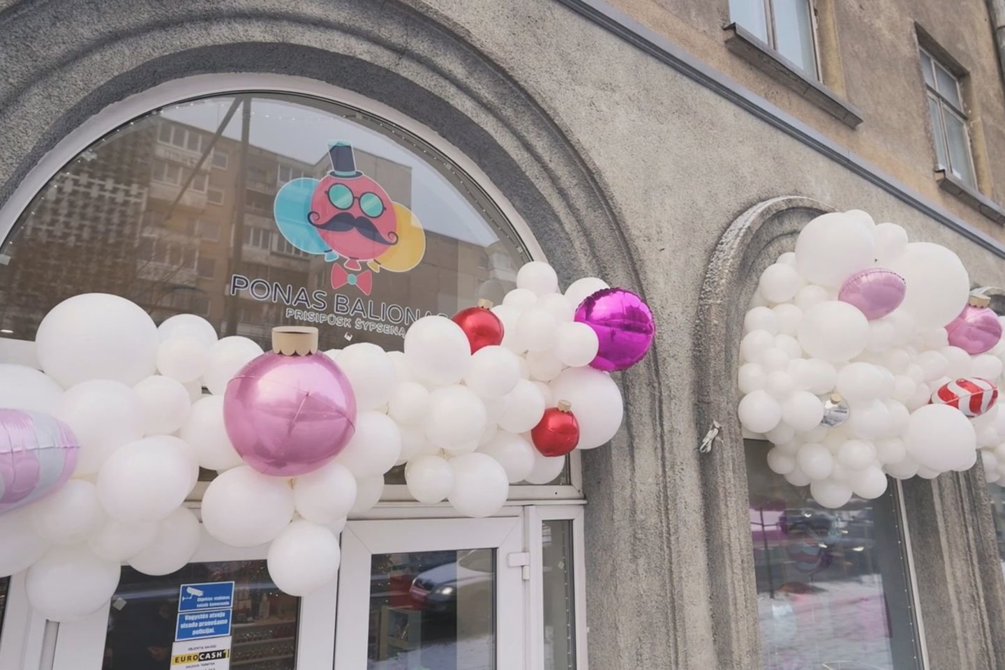 Šįmet visi „Pono Baliono“ salonai šventes pasitinka pasidabinę įmantriomis puošmenomis.