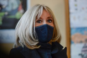 Pasipylė suklastotos naujienos, kad prezidento E. Macrono žmona – translytė