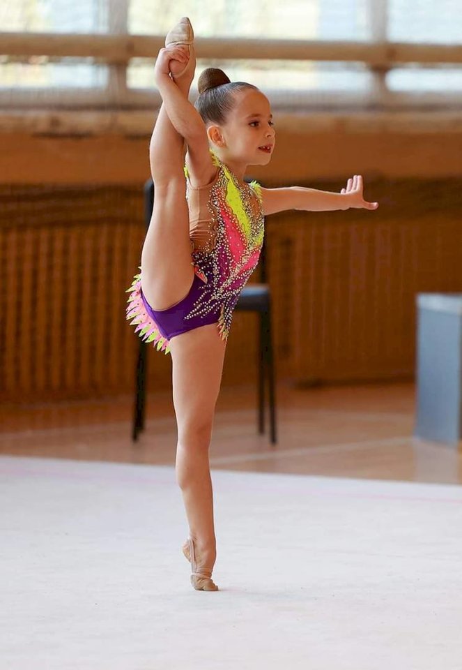 Sofija iš Kretingalės stebina savo meninės gimnastikos gabumais.<br> Dalyvių nuotr.