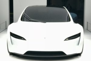 Svajonės mirtis? „Tesla“ nebepriima „Roadster“ rezervacijų, iš puslapio dingo superautomobilio kaina