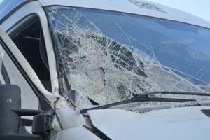 Gamintojas įspėja vienos markės savininkus: važiuojant gali atsidaryti šių automobilių variklio dangtis