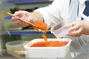 Rusai šventinio stalo be ikrų neįsivaizduoja, tačiau pinigines turi praverti plačiau: kainos kyla į kosmosą