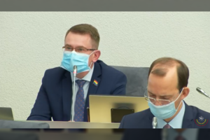 Seime pasirodęs A. Dulkys atkreipė dėmesį dėl iškalbingos detalės: segėjo LGBT palaikymo simbolį