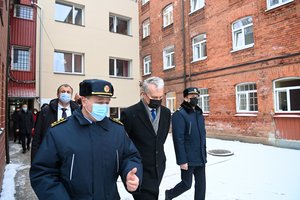 Prieš Kalėdas G. Nausėda apsilankė Panevėžio pataisos namuose ir suteikė malonę nuteistajam