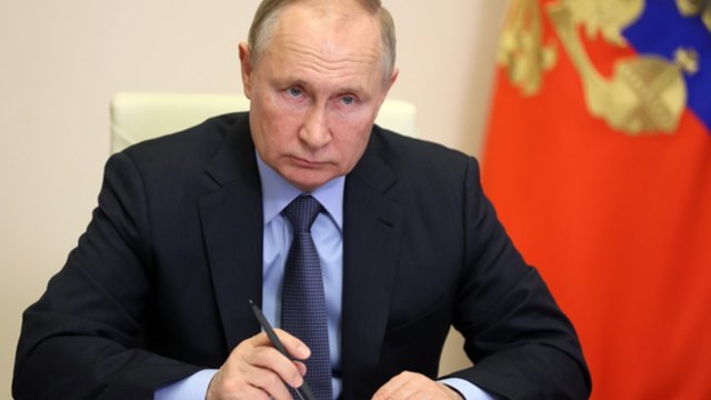 V. Putinas sulaukė klausimo apie nužudytą žurnalistę: prabilo apie sąskaitų suvedinėjimą