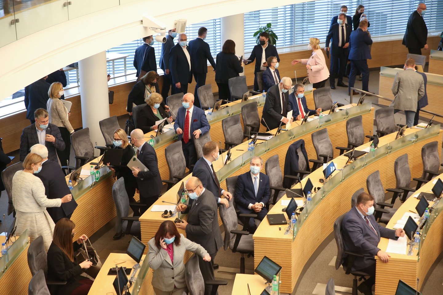 Seimas atidėjo centralizuotą priėmimą į visas švietimo įstaigas.