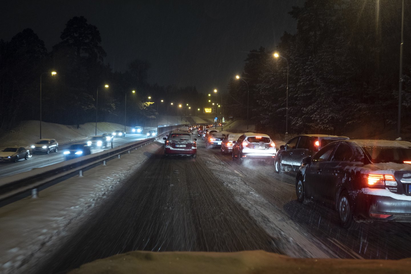 Dėl besitęsiančio snygio sudėtingesnės eismo sąlygos ketvirtadienio pavakarę buvo Vakarų, Šiaurės ir Šiaurės rytų Lietuvoje.<br>V.Ščiavinsko nuotr.