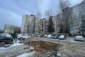 Nei juoktis, nei verkti: iškasė duobę požeminiams konteineriams, bet  persigalvojo – ieškos kitos vietos 