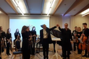 Klaipėdoje šventė: „Steinway“ fortepijoną išbandė garsusis pianistas A. Paley su moksleivių orkestru