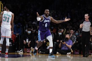 Los Andžele – kalėdinis švilpimas LeBronui: beviltiškai žaidę „Lakers“ praleido 138 taškus