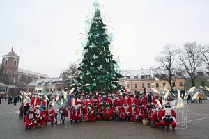 Kalėdų Seneliai sudrebino Kauną, o mažieji gerbėjai nepraleido progos susitikti