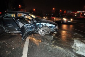 Po kalėdinių vaišių gerokai įkaušusi jauna vairuotoja Šilutėje rėžėsi į stulpą